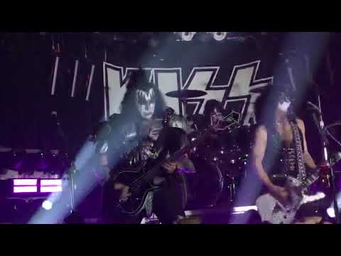 KISS plays DEUCE at “The Whisky a Go Go” captured by an amazing front Row view… Feb 2nd, 2019 😎🤘